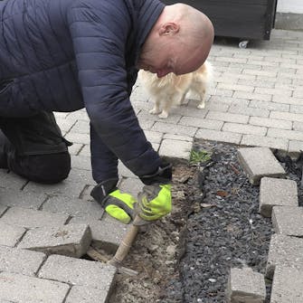 Fliserne skrider: Ligger fliserne tæt, må de brækkes fra hinanden Fliserne skrider: Ligger fliserne tæt, må de brækkes fra hinanden